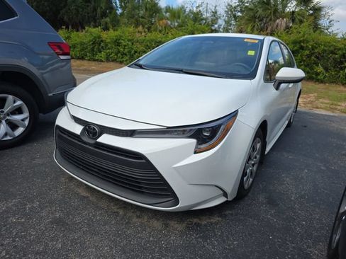 Used 2025 Toyota Corolla LE FWD image 2