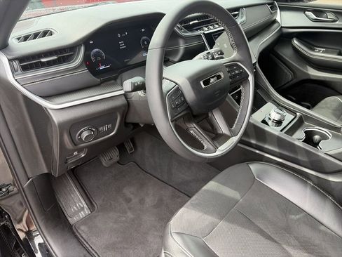 Used 2024 Jeep Grand Cherokee Altitude AWD/4WD image 10