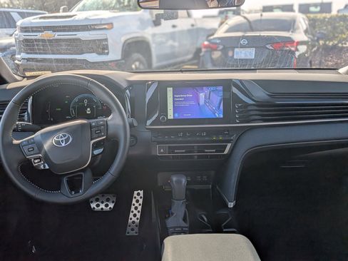 Used 2025 Toyota Camry SE image 19