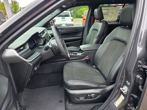 New 2025 Jeep Grand Cherokee Altitude image 7