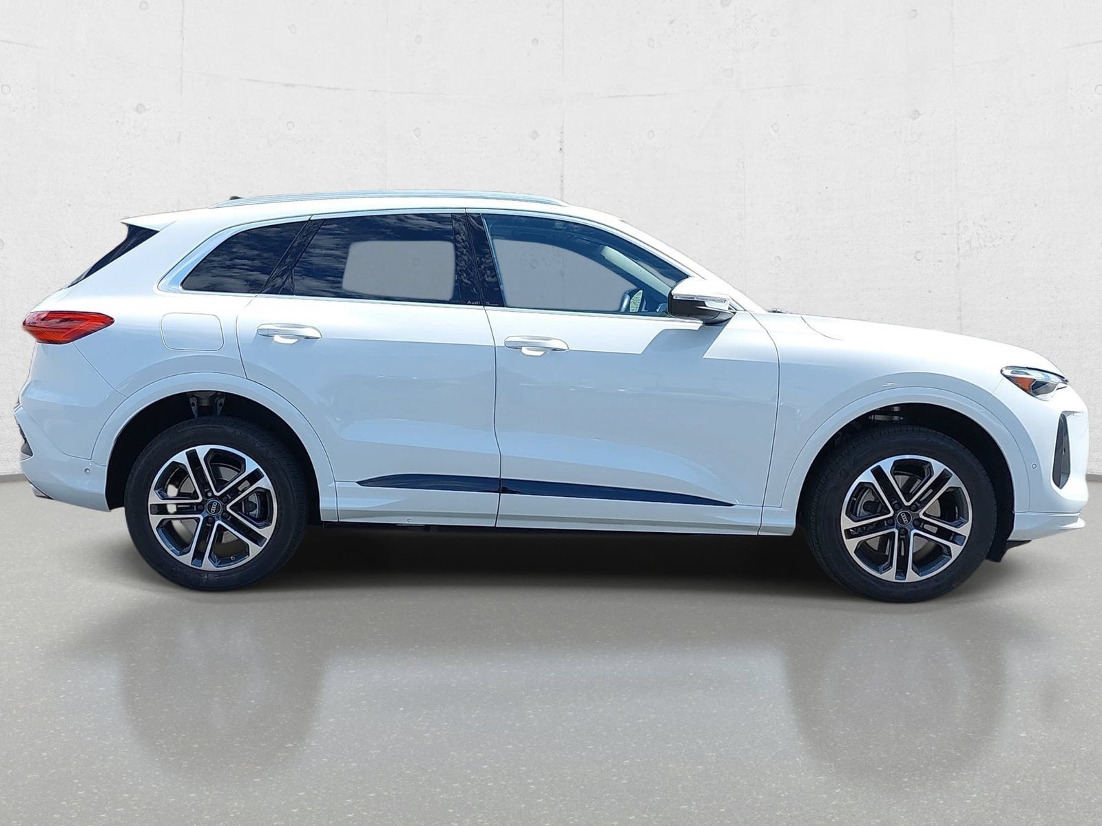 Used 2025 Audi Q5 Premium w/ Convenience Package AWD/4WD image 4