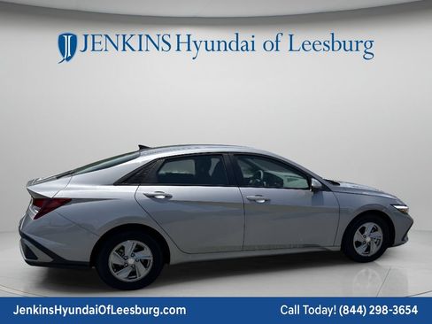 New 2025 Hyundai Elantra SE FWD image 4