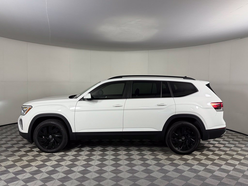 Used 2024 Volkswagen Atlas SE w/ Black Wheel Package FWD image 10