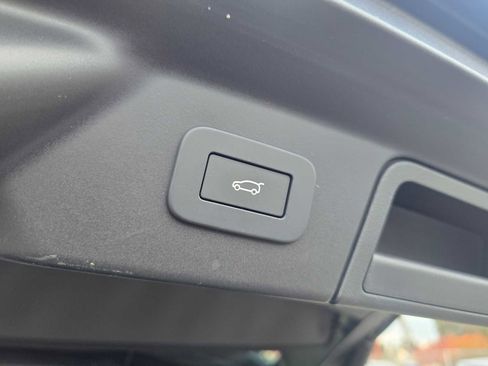 Used 2025 Land Rover Range Rover Velar Dynamic SE image 18