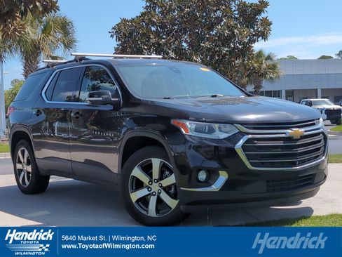Used 2021 Chevrolet Traverse LT w/ LT Premium Package image 1