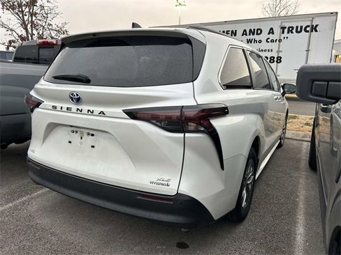 Used 2024 Toyota Sienna XLE image 4