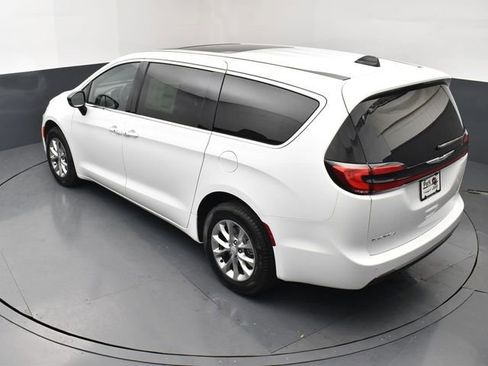 New 2026 Chrysler Pacifica Select AWD/4WD image 16
