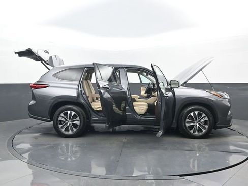 Used 2021 Toyota Highlander XLE FWD image 34