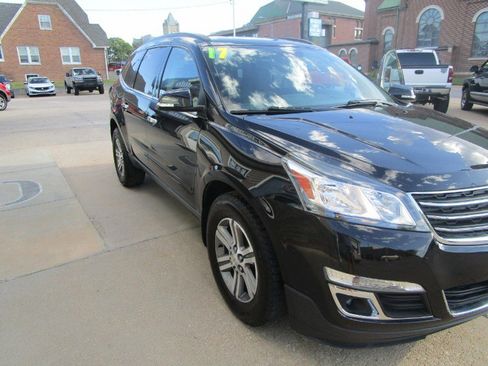 Used 2017 Chevrolet Traverse LT image 2
