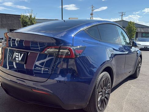 Used 2022 Tesla Model Y Long Range AWD/4WD image 8