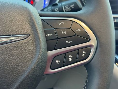 Used 2024 Chrysler Pacifica Touring-L image 36