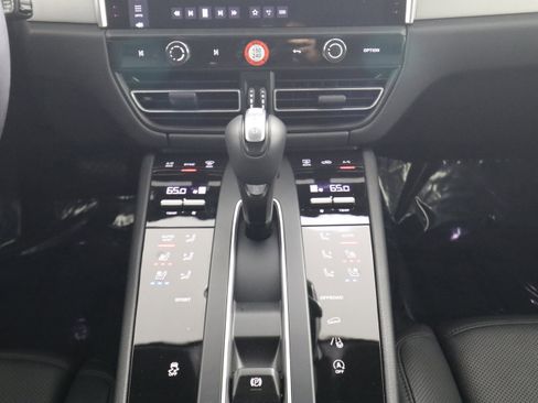 Certified 2025 Porsche Macan image 20