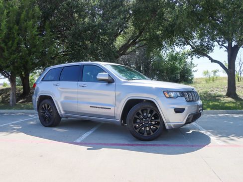 Used 2018 Jeep Grand Cherokee Altitude RWD image 1