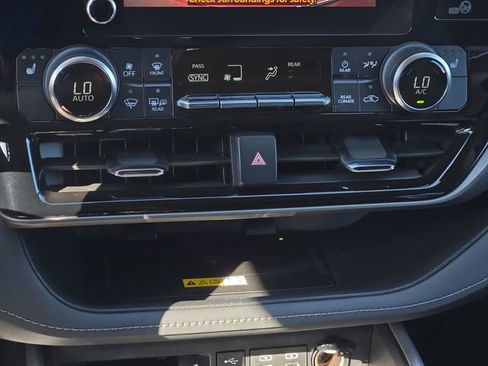 Used 2023 Toyota Highlander XLE image 22