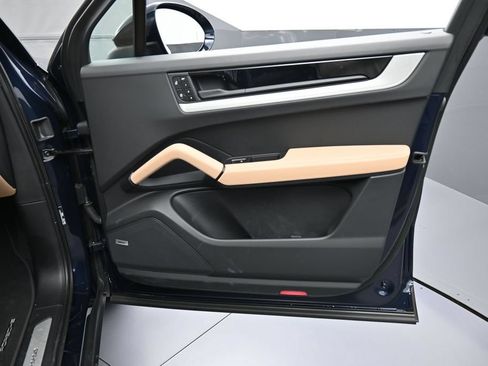Certified 2025 Porsche Cayenne AWD/4WD image 28