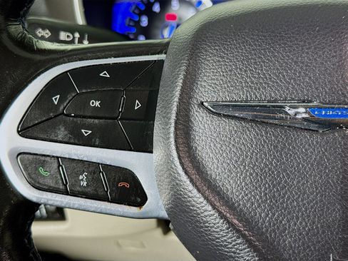 Used 2021 Chrysler Pacifica Touring-L image 13