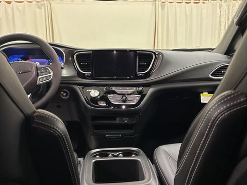 New 2026 Chrysler Pacifica Select image 19