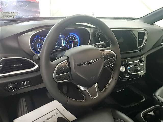 Used 2026 Chrysler Pacifica Select FWD image 8