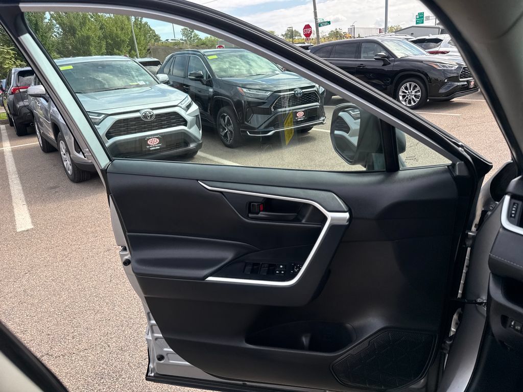 Used 2024 Toyota RAV4 LE AWD/4WD image 32