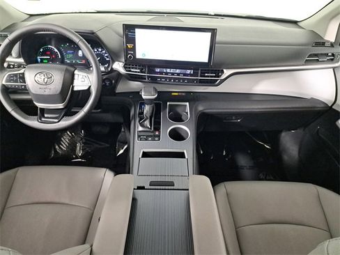 Used 2025 Toyota Sienna XLE image 15