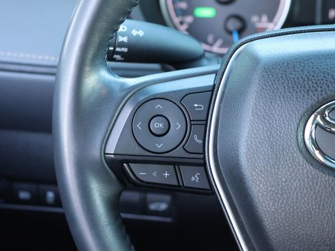 Used 2022 Toyota Venza LE image 18