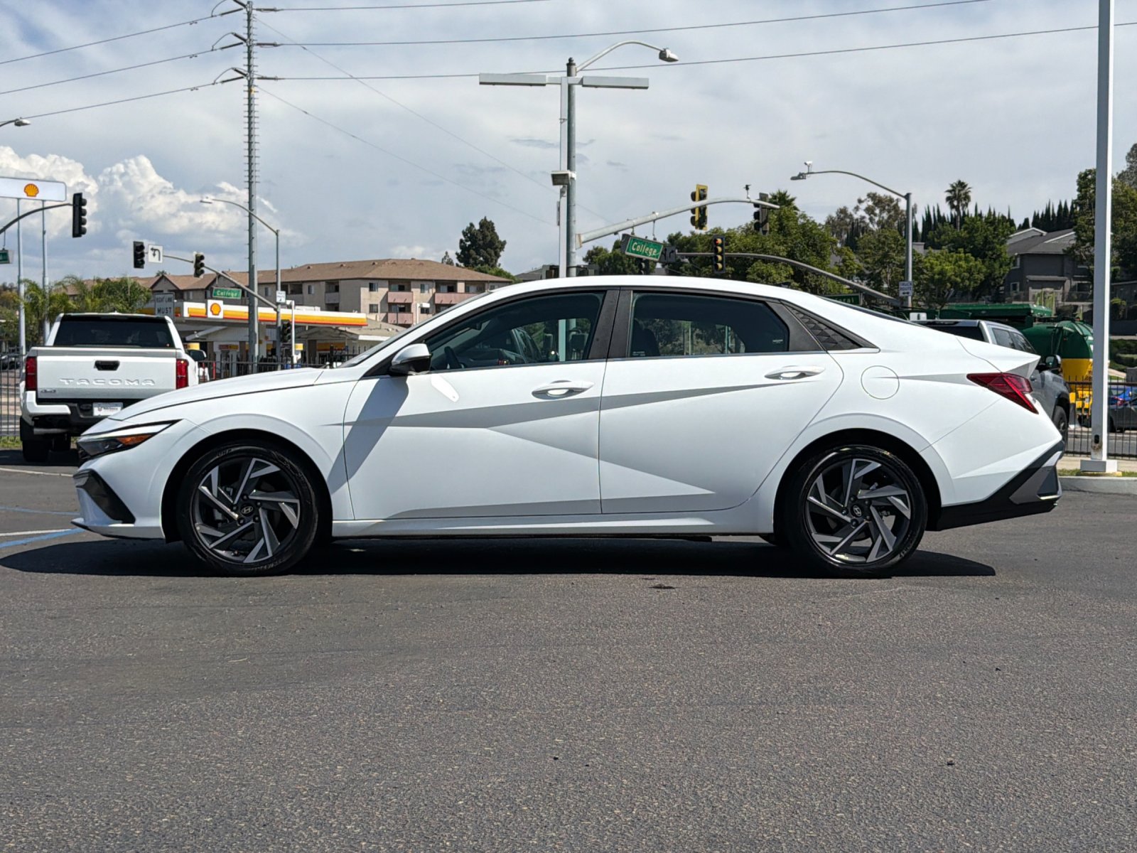 Used 2024 Hyundai Elantra Limited FWD image 2