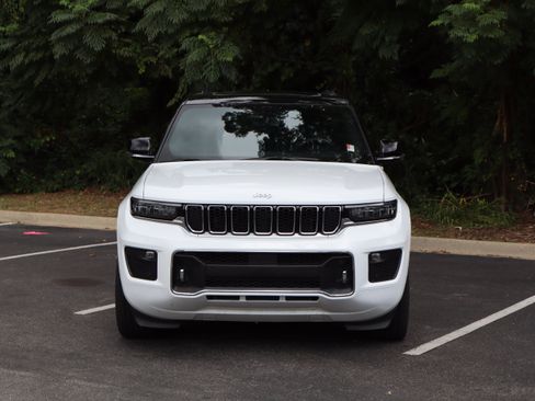 Used 2024 Jeep Grand Cherokee Overland AWD/4WD image 3
