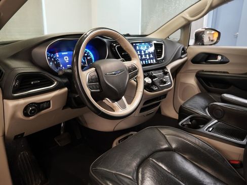 Used 2020 Chrysler Pacifica Limited FWD image 7