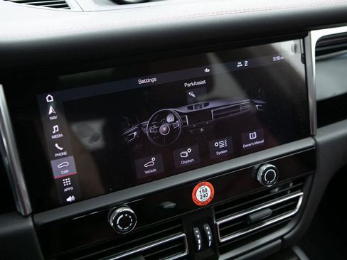 Certified 2025 Porsche Macan image 13