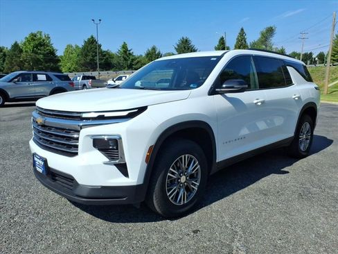 Used 2025 Chevrolet Traverse LT FWD image 7