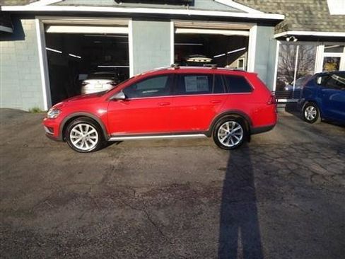 Used 2017 Volkswagen Golf Alltrack S image 2