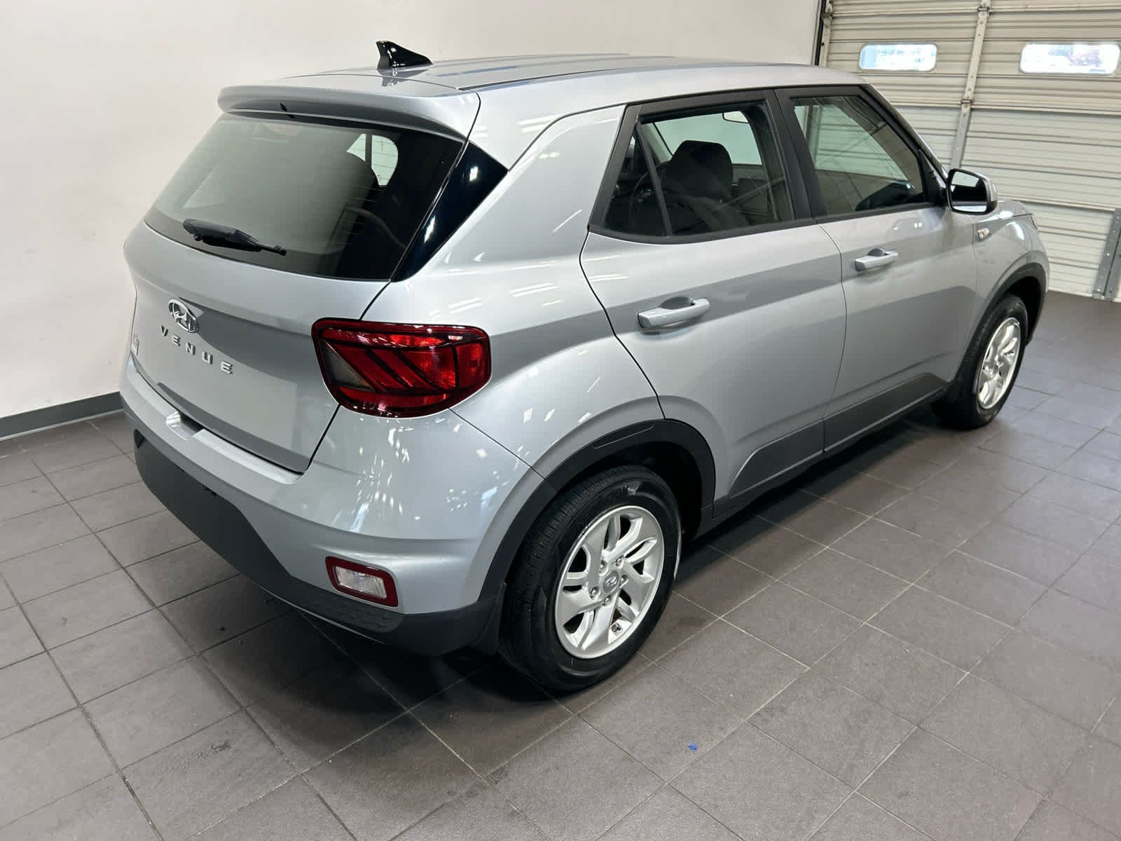 Used 2022 Hyundai Venue SE FWD image 3