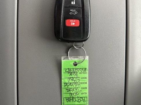 Used 2021 Toyota Highlander XLE image 32