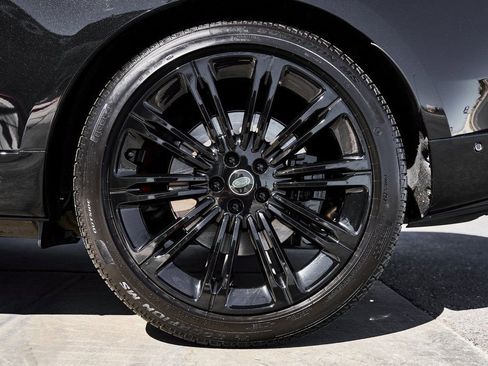 Used 2025 Land Rover Range Rover Long Wheelbase SE image 18