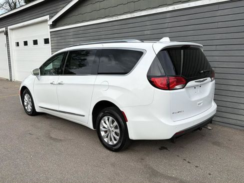 Used 2018 Chrysler Pacifica Touring-L FWD image 24