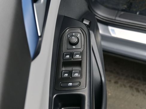 Used 2023 Volkswagen Taos SE w/ Panoramic Sunroof Package image 10