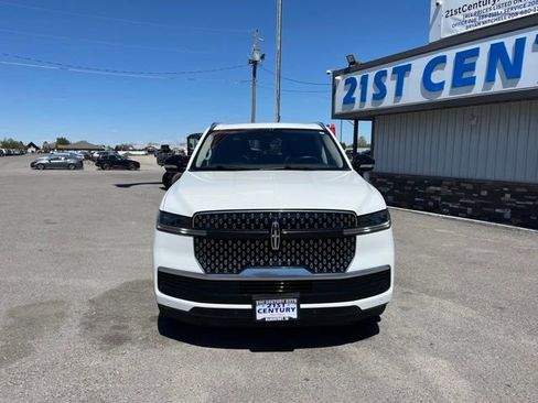 Used 2025 Lincoln Navigator Reserve AWD/4WD image 2