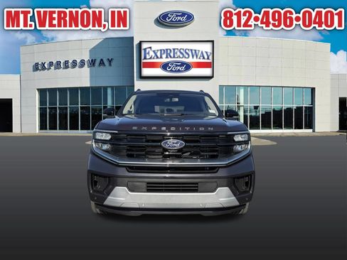 Used 2025 Ford Expedition Platinum w/ Driver's Package AWD/4WD image 3