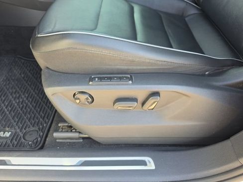 Used 2018 Volkswagen Tiguan SEL Premium AWD/4WD image 17