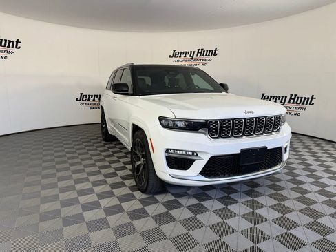 Used 2023 Jeep Grand Cherokee Summit AWD/4WD image 10