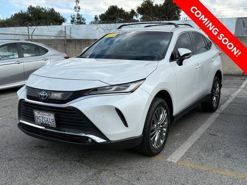 Used 2023 Toyota Venza XLE image 3