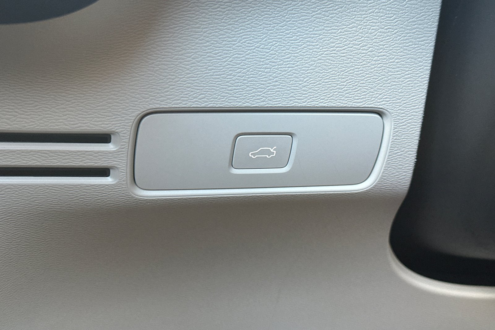 Certified 2025 Volvo XC40 B5 Plus AWD/4WD image 33