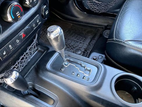 Used 2014 Jeep Wrangler Unlimited Rubicon w/ Connectivity Group AWD/4WD image 15