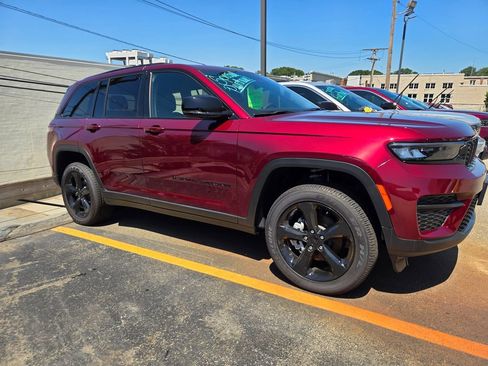 Used 2025 Jeep Grand Cherokee Altitude AWD/4WD image 5