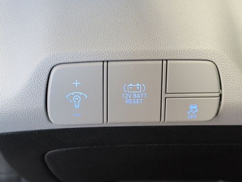 Certified 2025 Hyundai Elantra Limited FWD image 30