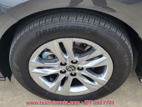 Used 2025 Toyota Sienna XLE w/ XLE Plus Package AWD/4WD image 9