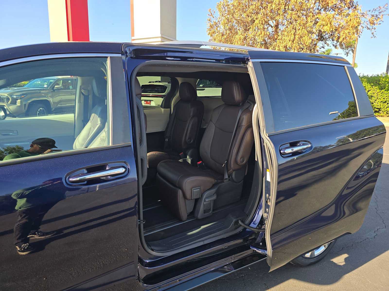 Used 2023 Toyota Sienna Platinum FWD image 18