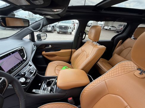 Used 2023 Chrysler Pacifica Pinnacle FWD image 30
