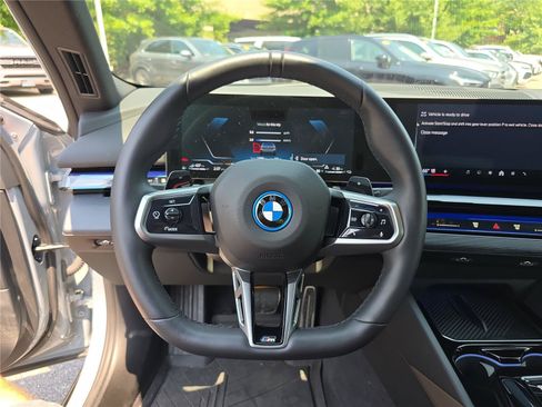 Used 2025 BMW 550e xDrive w/ Executive Package AWD/4WD image 31