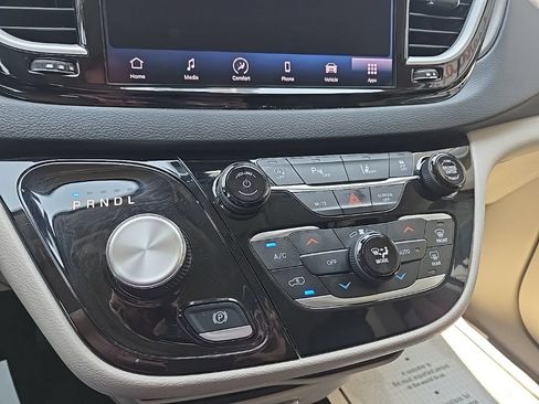 Used 2023 Chrysler Pacifica Touring-L FWD image 54